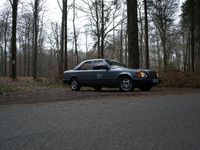Gebraucht Mercedes E230 132 PS (97 kW) 1989 Blau Limousine