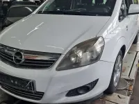 Gebraucht Opel Zafira Edition 150 PS (110 kW) 2010 Weiß Van / Kleinbus