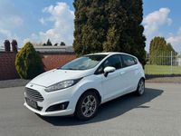 Gebraucht Ford Fiesta Trend 101 PS (74 kW) 2015 Weiß Kleinwagen