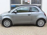 gebraucht Fiat 500e Cabrio Neuer 500 42 kWh UVP 41.930€ Verdeck SCHWARZ, 360°-„Drone View“-Parksensoren, Keyless Entry & Go, Mittelarmlehne vorne und Stauraum in der Mittelkonsole • Beheizbare Vordersitze Höhenverstellbarer Fahrersitz Rücksitz