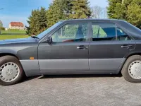 Używany Mercedes E300 220 KM (161 kW) 1990 Czarny Sedan/Limuzyna