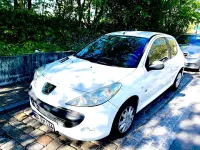Gebraucht Peugeot 206 60 PS (44 kW) 2012 Weiß Limousine
