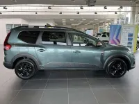 Neu Dacia Jogger Extreme 110 PS (80 kW) 2025 Zedergrün Van / Kleinbus