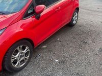 Gebraucht Ford Fiesta 80 PS (58 kW) 2013 Rot Limousine