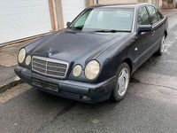 Gebraucht Mercedes E220 Classic 125 PS (91 kW) 1999 Blau Limousine