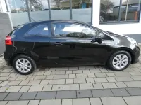 Gebraucht Kia Rio 84 PS (61 kW) 2016 Auroraschwarz met. Kleinwagen