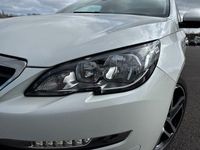 Gebraucht Peugeot 308 Active 120 PS (88 kW) 2017 Weiß Limousine