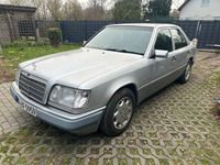 Gebraucht Mercedes E220 150 PS (110 kW) 1994 Silber Limousine