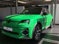 Gebraucht Renault R5 Urban 89 kW (122 PS) 2025 Popgreen/black pearlschwarz Kleinwagen
