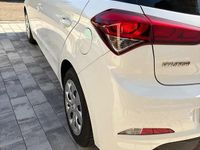 Gebraucht Hyundai i20 75 PS (55 kW) 2016 Weiß Kleinwagen