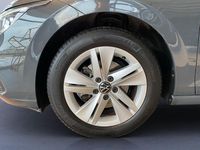 Gebraucht VW Golf VIII Life 131 PS (96 kW) 2023 Grau Limousine