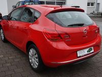 Gebraucht Opel Astra Selection 116 PS (85 kW) 2015 Rot Limousine