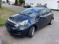 Gebraucht Kia Rio Attract 86 PS (63 kW) 2014 (bla) formal deep blue Kleinwagen