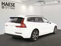 Gebraucht Volvo V60 Core 197 PS (144 kW) 2024 Crystal white pearl / metallic Kombi