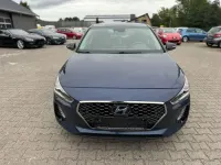 Gebraucht Hyundai i30 Intro Edition 120 PS (88 kW) 2017 Blau Limousine