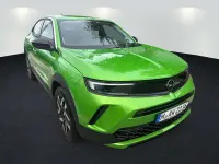 Gebraucht Opel Mokka Elegance 101 PS (74 kW) 2024 Lackierung matcha green/typ au SUV