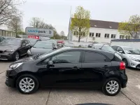 Używany Kia Rio Attract 75 KM (55 kW) 2015 Czarny Sedan/Limuzyna