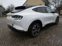 Gebraucht Ford Mustang Mach-E 258 kW (351 PS) 2021 Starweiß metallic SUV