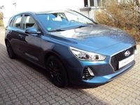 Gebraucht Hyundai i30 Select 101 PS (74 kW) 2017 Stargazing blue Limousine