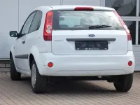Gebraucht Ford Fiesta Ambiente 60 PS (44 kW) 2007 Weiß Kleinwagen