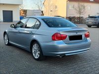 Gebraucht BMW 320 170 PS (125 kW) 2009 Blau Limousine