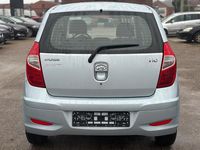 Gebraucht Hyundai i10 69 PS (50 kW) 2013 Blau Kleinwagen