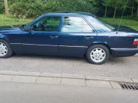 Gebraucht Mercedes E220 150 PS (110 kW) 1994 Blau Limousine