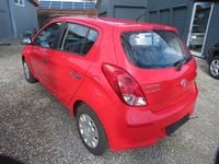 Gebraucht Hyundai i20 Edition 86 PS (63 kW) 2013 Electric red / sol Kleinwagen
