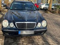 Gebraucht Mercedes E220 Avantgarde 143 PS (105 kW) 2002 Blau Kombi