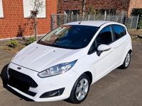 Gebraucht Ford Fiesta 101 PS (74 kW) 2016 Weiß Limousine