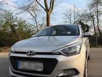 Gebraucht Hyundai i20 84 PS (61 kW) 2017 Silber Kleinwagen