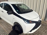 Gebraucht Toyota Aygo 69 PS (50 kW) 2015 Weiß Kleinwagen