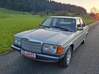 Gebraucht Mercedes 200 109 PS (80 kW) 1982 Silber Limousine