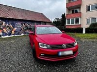 Gebraucht VW Jetta 105 PS (77 kW) 2016 Rot Limousine