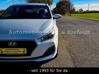 Gebraucht Hyundai i30 Select 99 PS (72 kW) 2020 Weiß Limousine