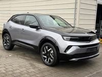 Neu Opel Mokka 145 PS (106 kW) 2025 Tropikal grün metallic / schwarzes dach SUV