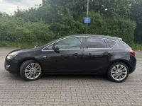 Używany Opel Astra Edition 179 KM (131 kW) 2012 Czarny Sedan/Limuzyna