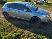 Używany Opel Astra 140 KM (102 kW) 2011 Srebrny Sedan/Limuzyna