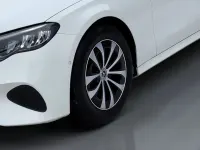 Gebraucht Mercedes E220 Avantgarde 197 PS (144 kW) 2024 Weiß Limousine