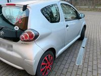 Gebraucht Toyota Aygo 68 PS (50 kW) 2009 Silber Kleinwagen