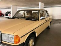 Usata Mercedes 200 108 CV (79 kW) 1982 Beige Berlina