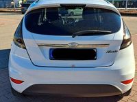Gebraucht Ford Fiesta Titanium 82 PS (60 kW) 2012 Weiß Kleinwagen