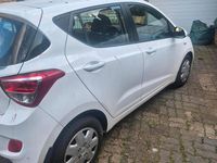 Gebraucht Hyundai i10 67 PS (49 kW) 2015 Weiß Kleinwagen