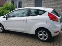Gebraucht Ford Fiesta Titanium 95 PS (69 kW) 2011 Weiß Limousine