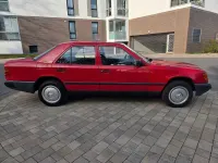 Gebraucht Mercedes E300 179 PS (131 kW) 1989 Rot Limousine