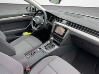 Gebraucht VW Passat Basis 122 PS (89 kW) 2023 Grau / mondstein grau Kombi