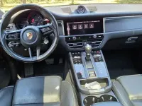 Gebraucht Porsche Macan 441 PS (324 kW) 2023 Tiefschwarzmetallic SUV