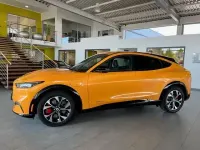 Usata Ford Mustang Mach-E 197 kW (269 CV) 2022 Arancione SUV