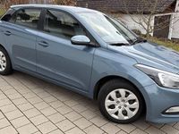 Gebraucht Hyundai i20 75 PS (55 kW) 2015 Blau Kleinwagen