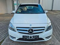Gebraucht Mercedes B180 122 PS (89 kW) 2014 Calcitweiss  unilack Kleinwagen